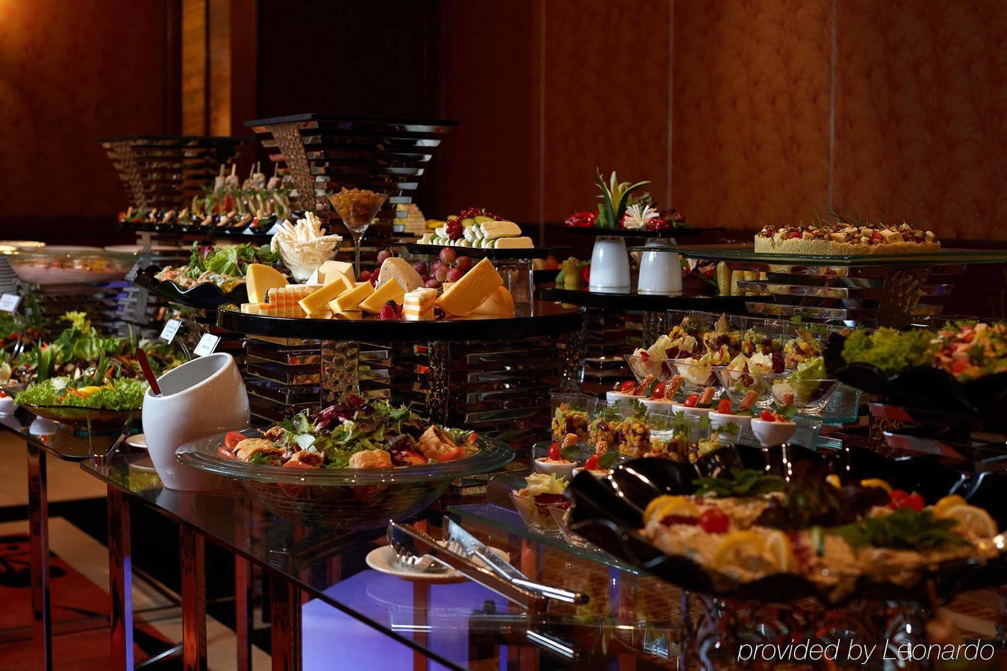 כוויית Millennium Hotel & Convention Centre Kuwait מראה חיצוני תמונה A buffet at a hotel